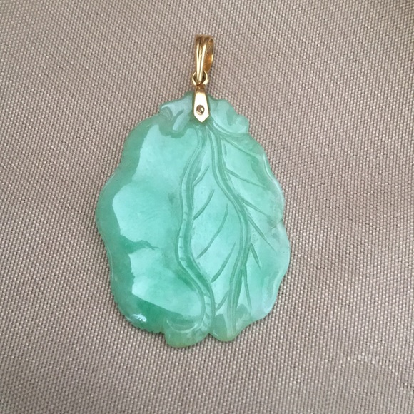 SALE! Apple Green Jade Peapod Carved Pendant. 14k! - Picture 2 of 4